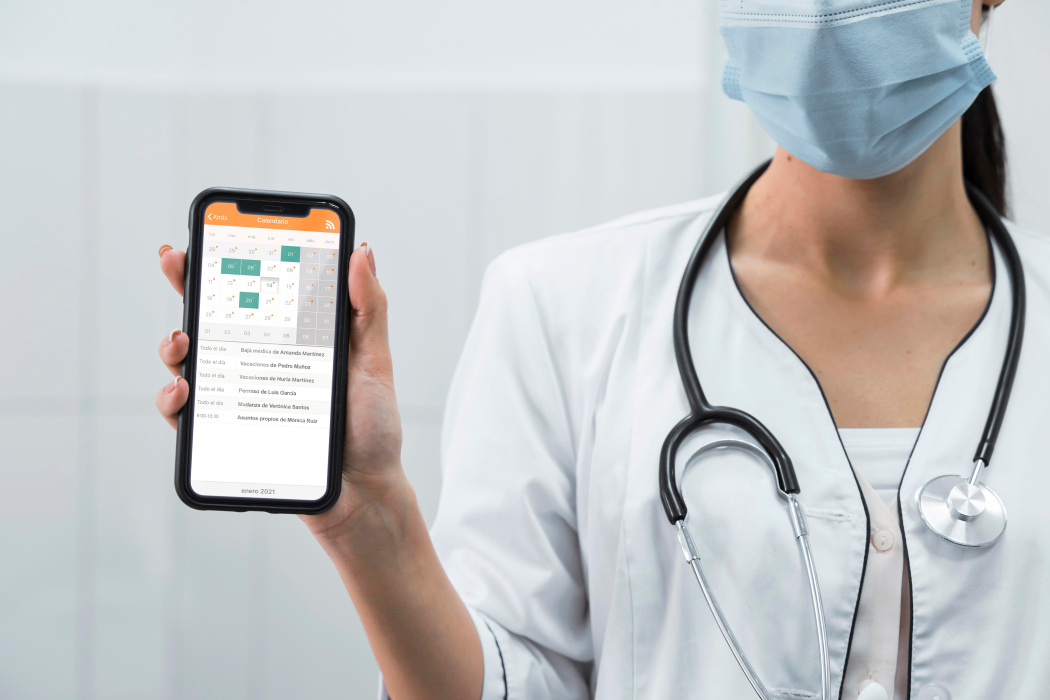 Doctora con movil