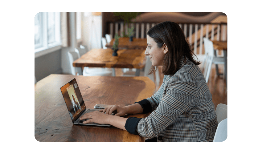 Profesional trabajando con portátil en oficina, soluciones RRHH en la nube