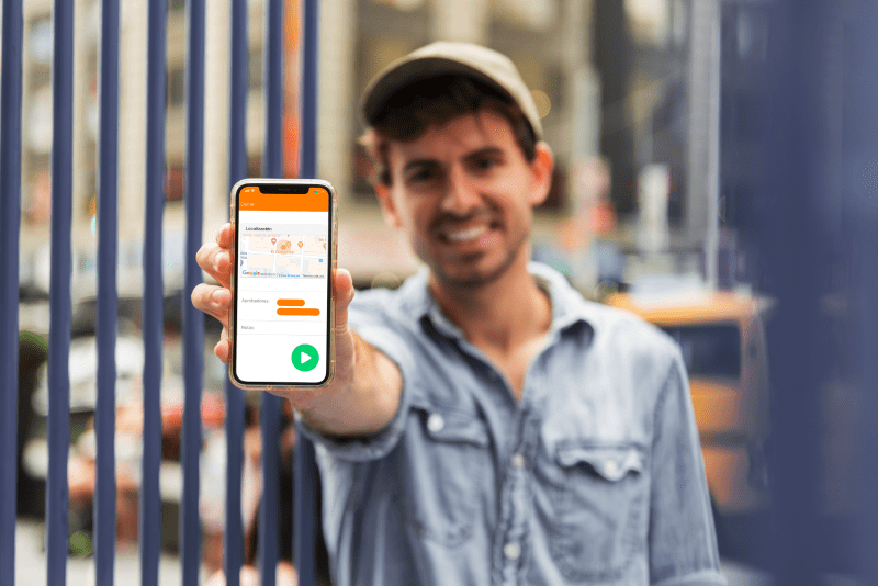 Movil play entrada fichaje mapa itinerancia hombre trabajador 1