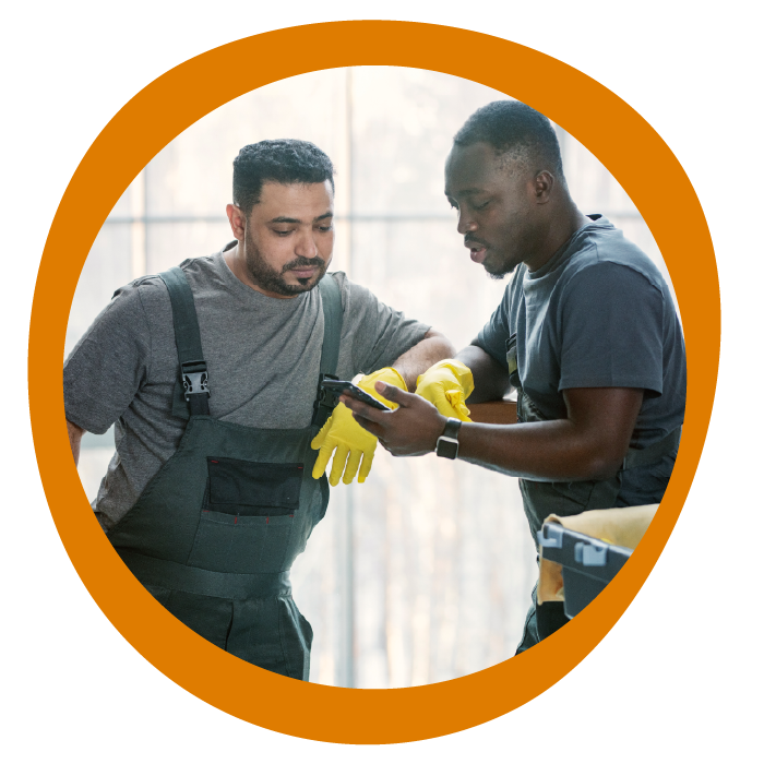 Trabajadores limpieza facility services usando movil