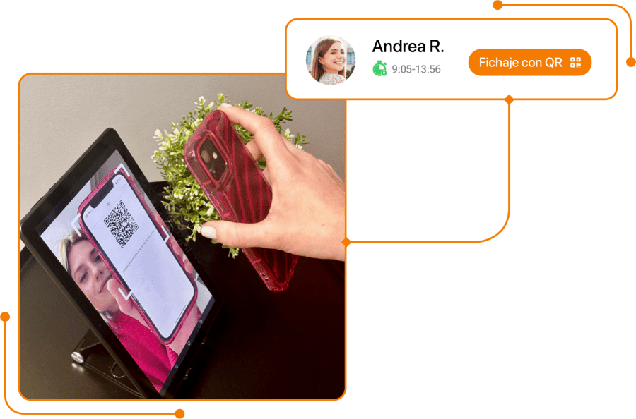 Mujer registrando la jornada con un código QR