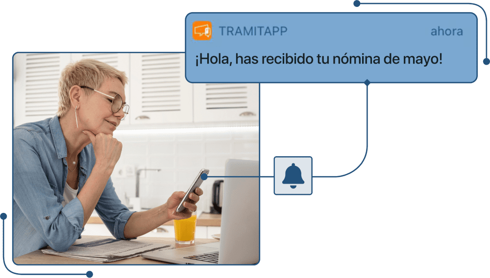 Mujer recibe su nómina en el móvil a través de TramitApp